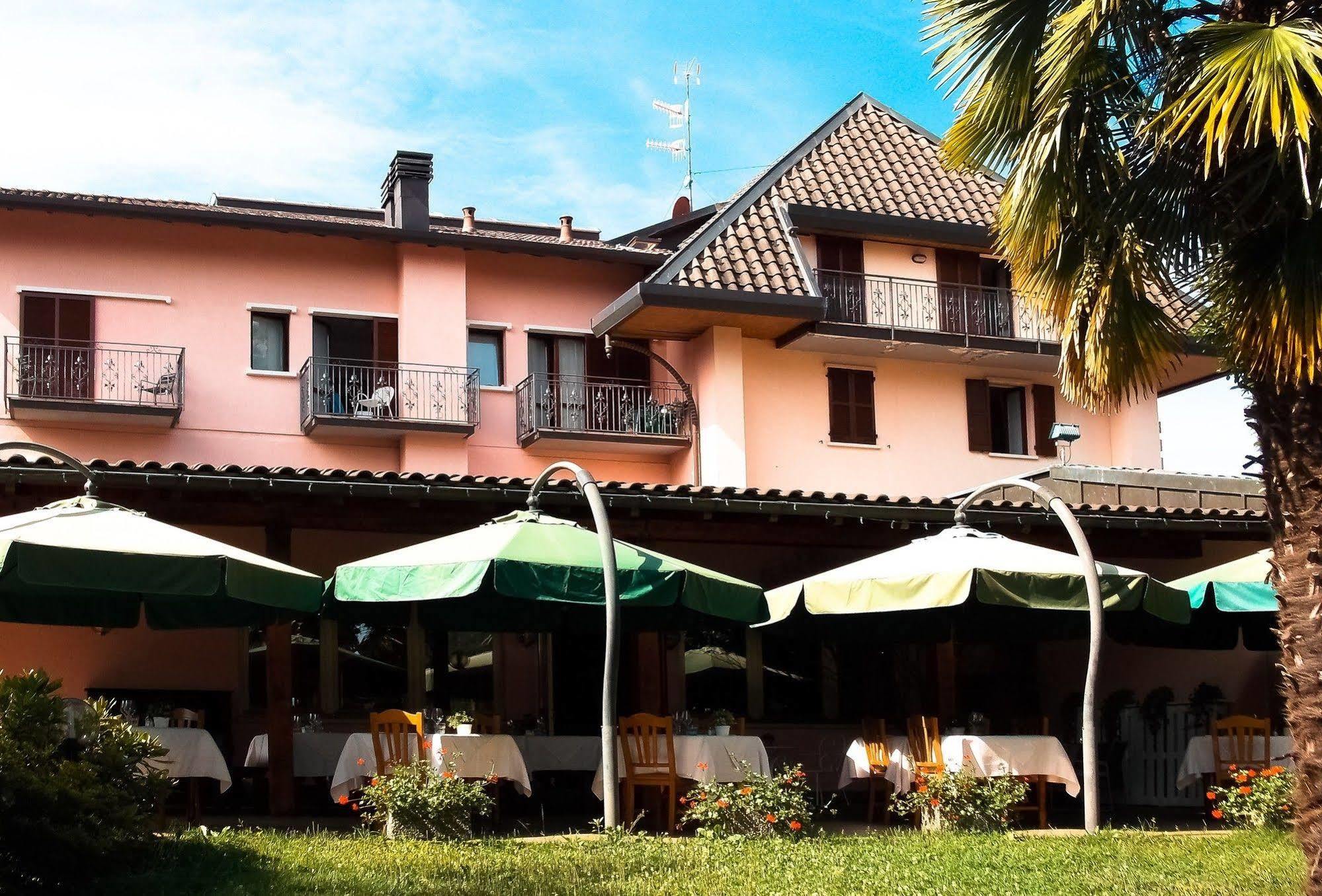 Hotel Alpino Cuasso Al Monte Exterior photo