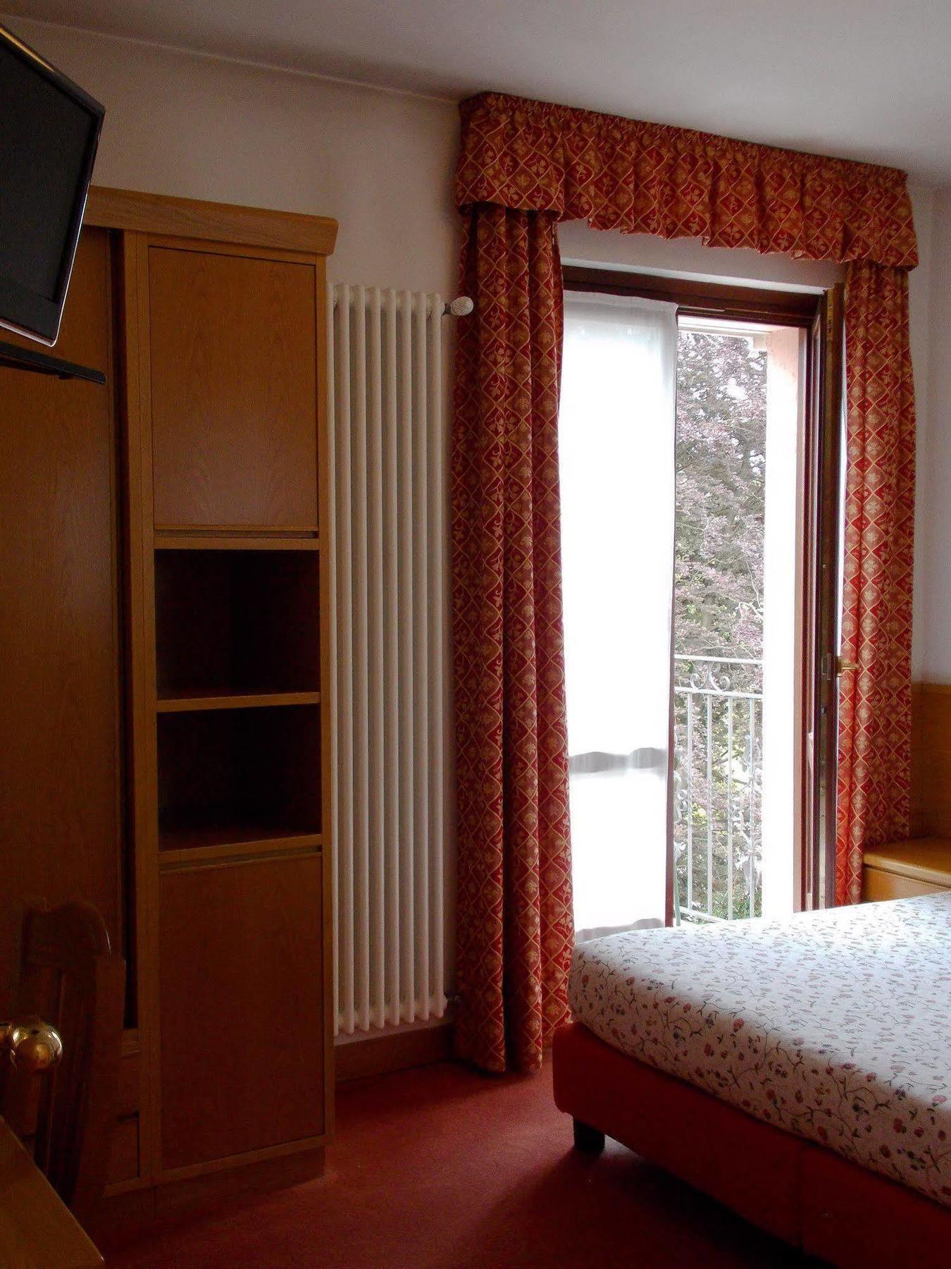 Hotel Alpino Cuasso Al Monte Exterior photo