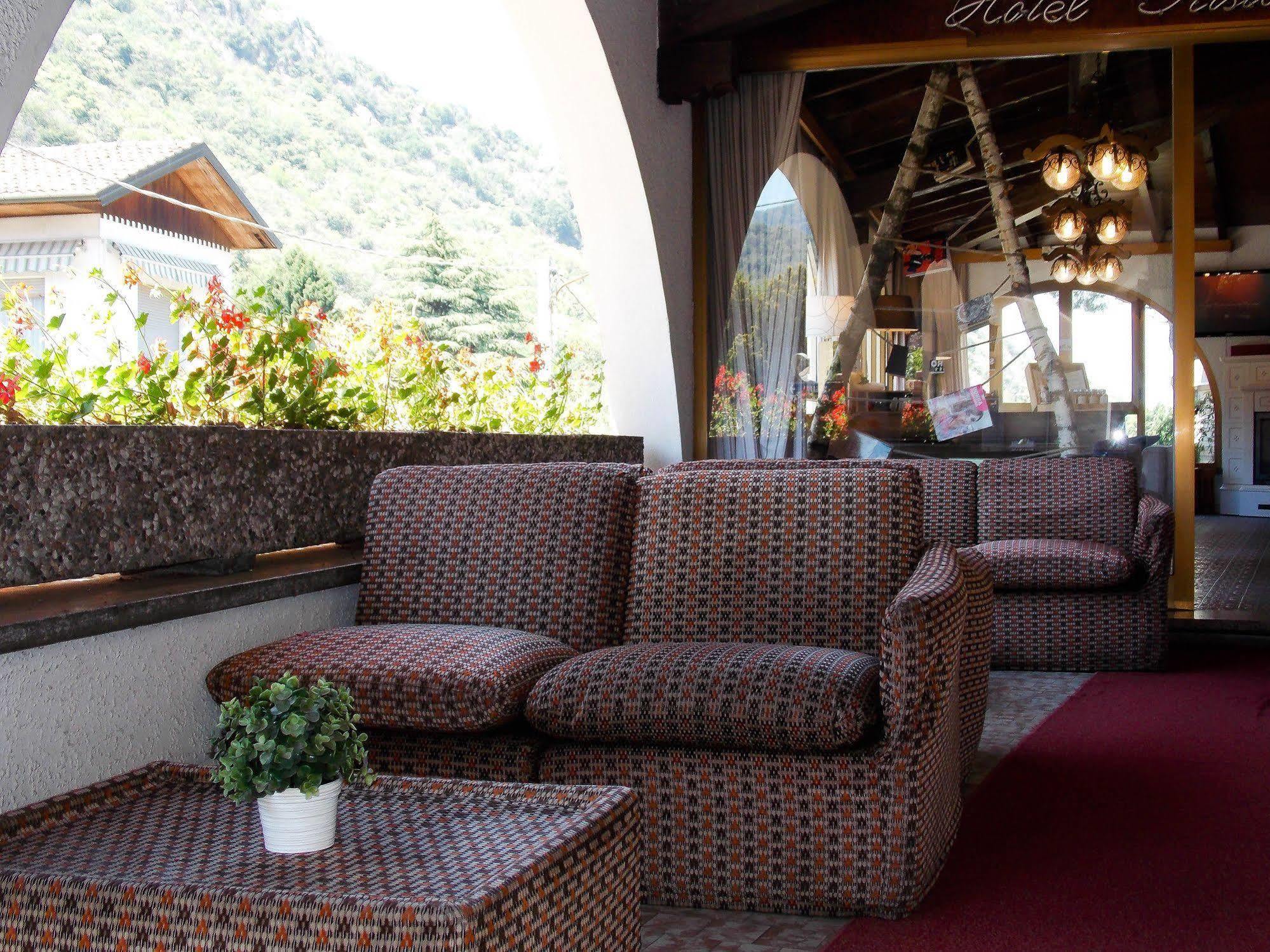 Hotel Alpino Cuasso Al Monte Exterior photo