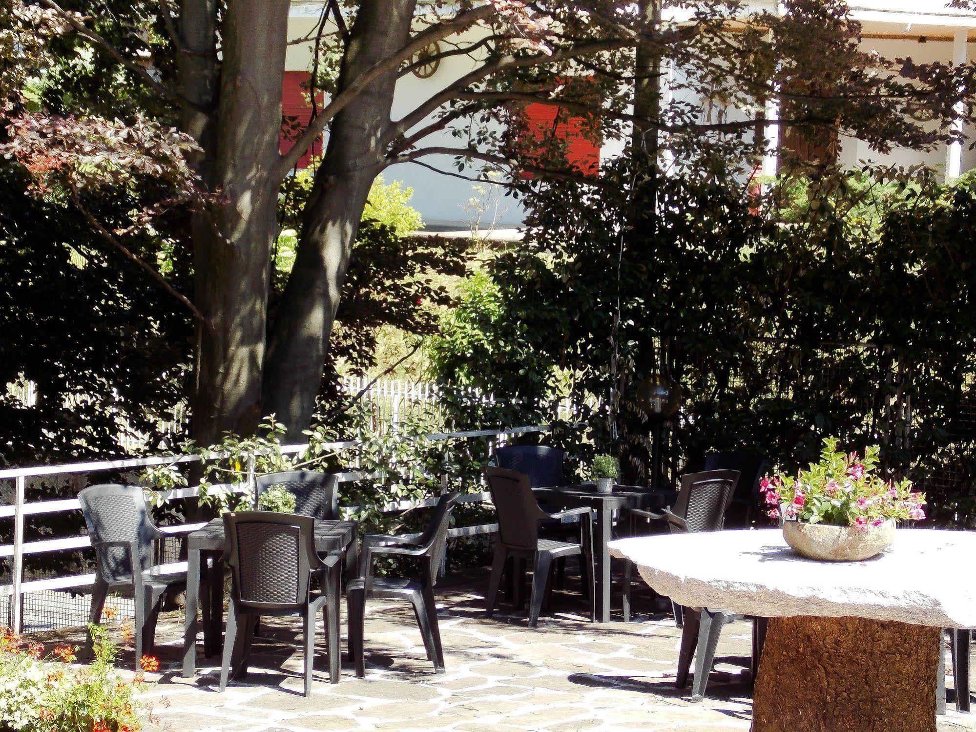 Hotel Alpino Cuasso Al Monte Exterior photo
